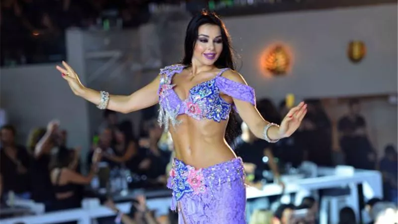 الراقصة جوهرة تشعل السوشيال ميديا