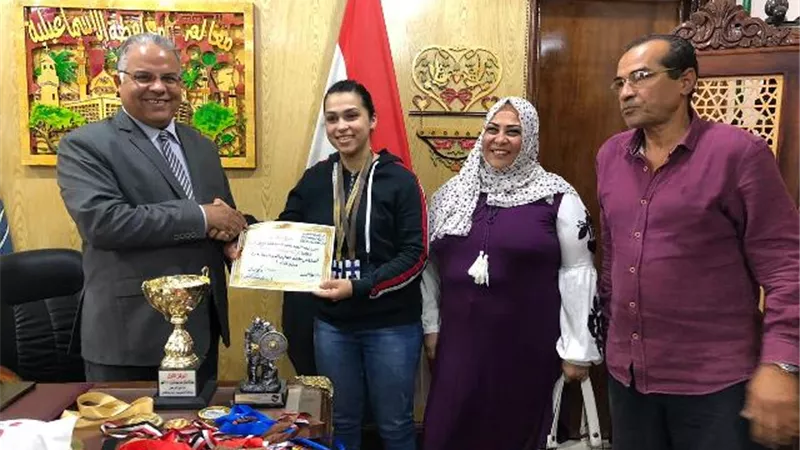 مدير تعليم الإسماعيلية يكرم بطلة العالم في القوى البدنية ..صور