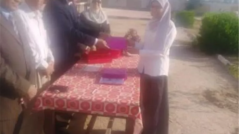 تكريم الرائدات والطالبات المتميزات بالزهور الثانوية