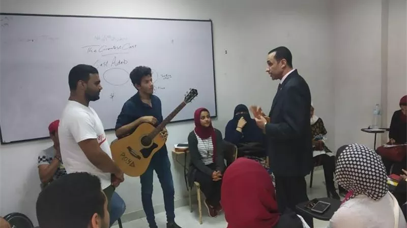 عميد آداب الفيوم يشهد بروفات كورال الكلية لاكتشاف المواهب
