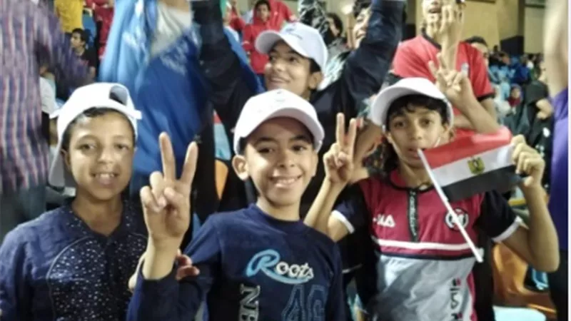 طلاب المدارس يساندون منتخب مصر الأولمبي بمدرجات ستاد القاهرة