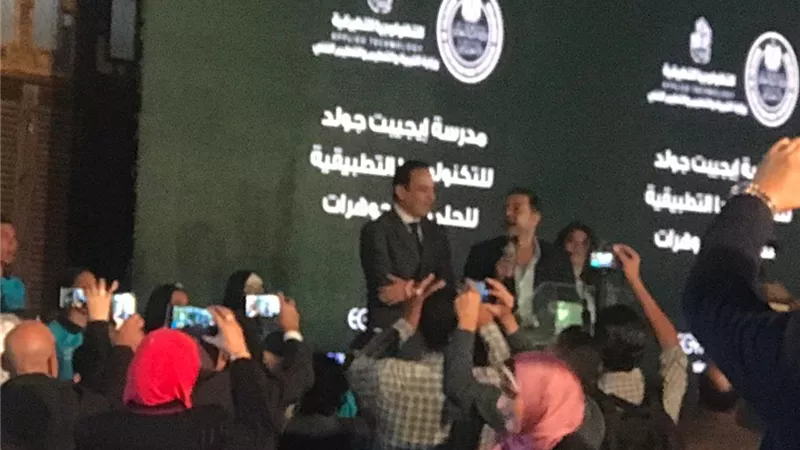 مدحت صالح يفتتح مدرسة الذهب علي أغنية