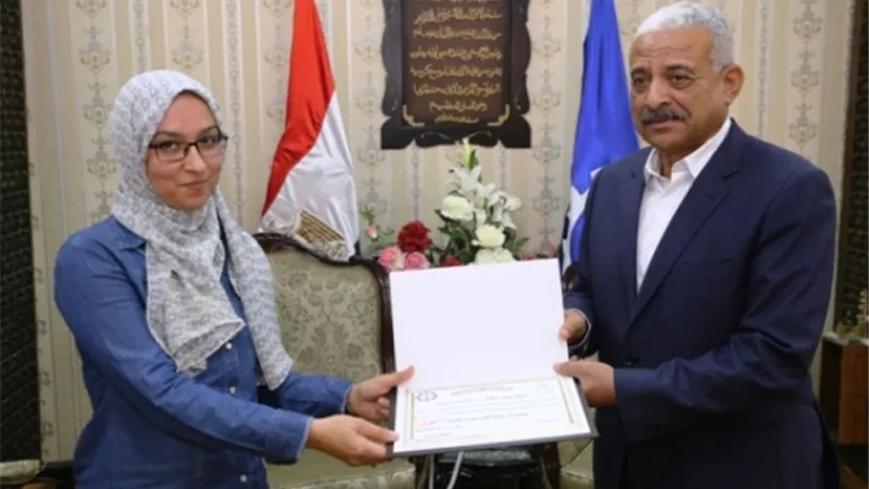محافظ السويس يكرم موظفة رفضت تقاضي رشوة