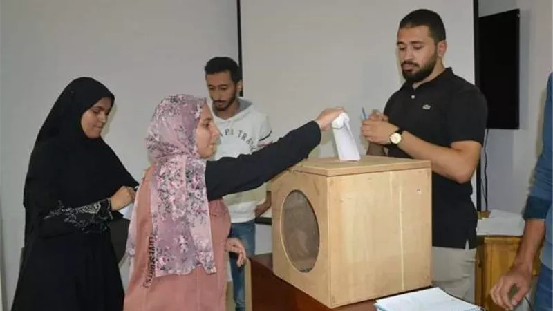 طلاب جامعة السويس يختارون أمناء اللجان ومساعديهم..صور