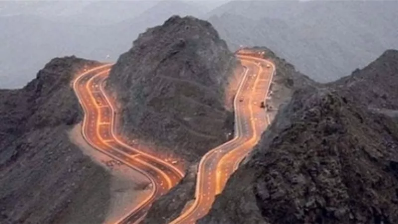 السلطات السعودية تغلق طريقا بالطائف بسبب الامطار