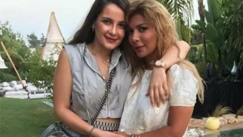 ابنة أصالة تلفت الأنظار في أحدث ظهور لها بفستان قصير