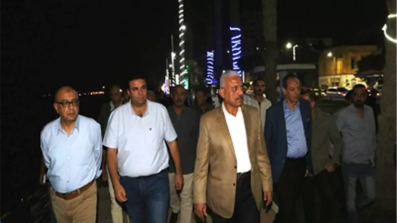 محافظ السويس يتفقد الكورنيش القديم واللوحات الجدارية بطريق ناصر