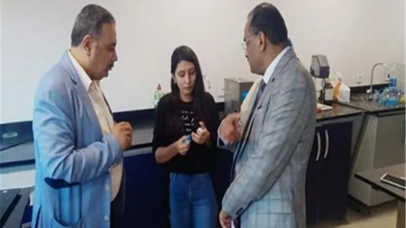 رئيس جامعة بني سويف التكنولوجية يزور معمل النانو تكنولوجي ببحوث الإلكترونيات