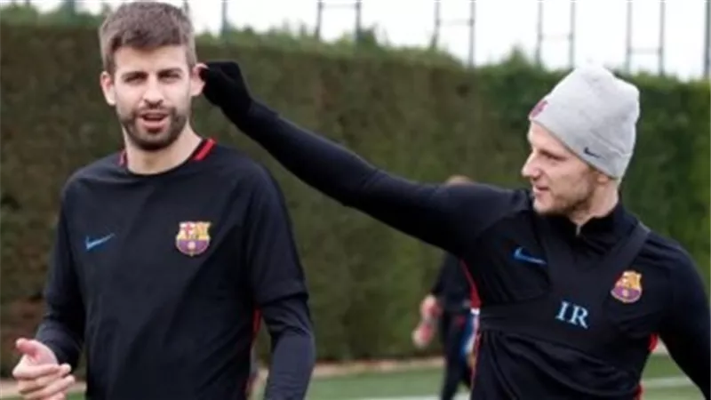 برشلونة يستعيد خدمات بيكيه وراكيتيتش