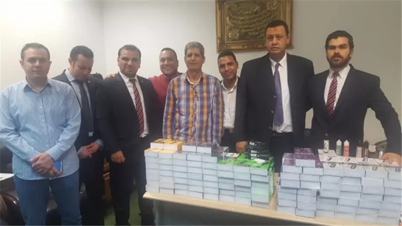 جمارك مطار برج العرب تضبط محاولة تهريب كميه من الشيش الالكترونية