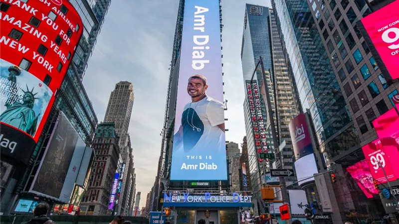 Spotify تحتفى بعمرو دياب وتنشر بوستر دعائى له فى ساحة تايمز سكوير