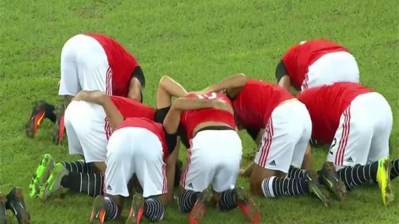 سجدة شكر من لاعبي المنتخب الأولمبي بعد الفوز على الكاميرون