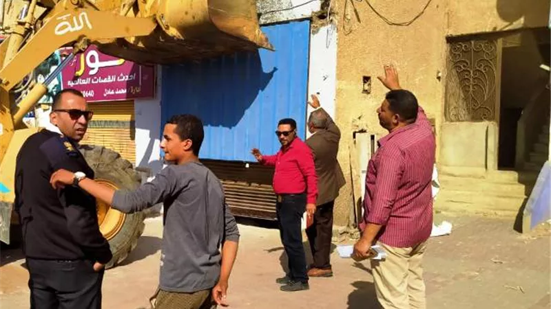 غلق وتشميع 35 محل وتحرير56 مخالفة فى بدر بالتعاون مع شرطة التعمير..صور