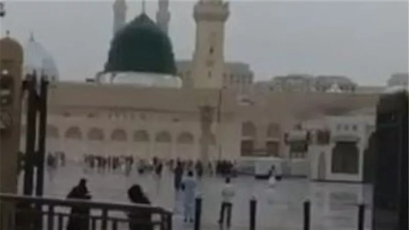أمطار غزيرة داخل ساحات المسجد النبوي