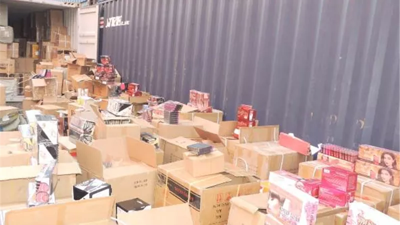 بالفيديو إحباط محاولة تهريب 25 مليون عبوة مكملات غذائية ومستحضرات تجميل
