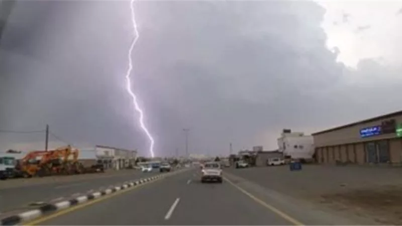 فتح طريق مرسى علم- شلاتين بعد غلقه بسبب الأمطار
