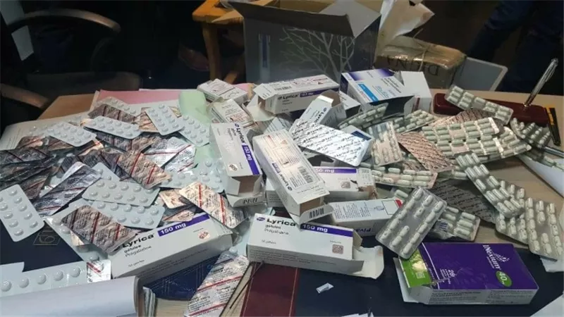 إحباط محاولة تهريب عقاقير وأدوية مخدرة مع 3 ركاب بمطار القاهرة