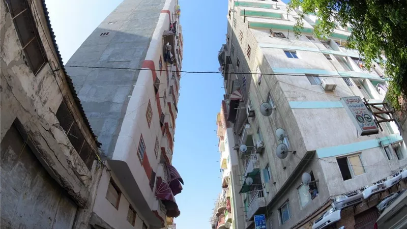 لجنة من هندسة الإسكندرية تعاين عقار الجمرك المائل