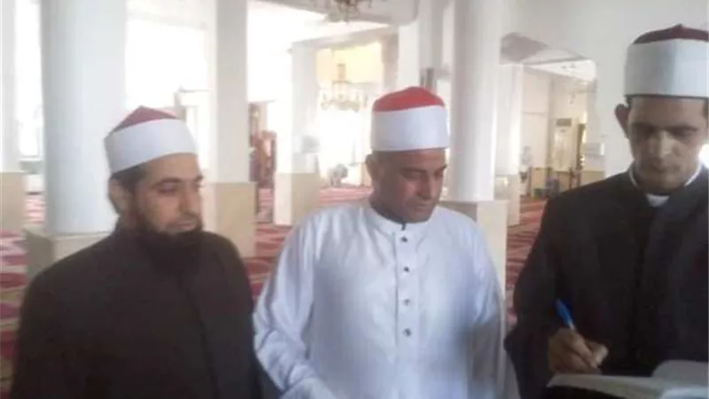 مدير أوقاف الإسماعيلية يفاجئ المساجد ويحقق مع المخالفين ..صور