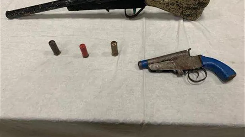 سقوط اخطر تاجر سلاح وبحوزته بندقية وطلقات فى الخليفة