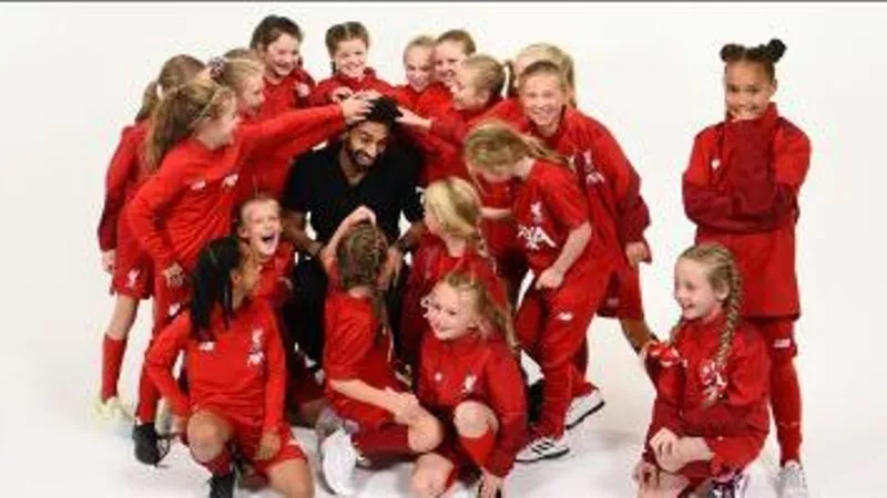 محمد صلاح لفتيات ليفربول : والدتي تصفني بالمهذب لكنها لاتعلم ما وراء الكواليس