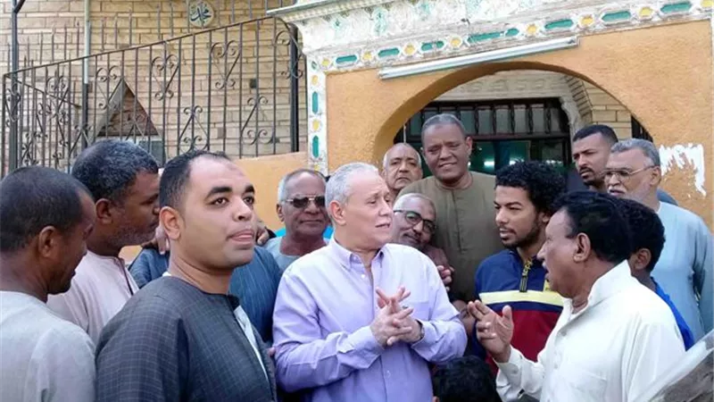 محافظ الأقصر يتفقد أعمال الرصف فى منطقة شرق السكة بالصور
