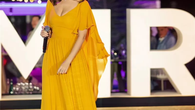 نانسي عجرم تخطف الأنظار بإطلالة ذهبية في سماء دبي..صــور