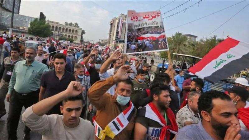 محتجى العراق يغلقون بوابة حقل مجنون النفطى بالبصرة