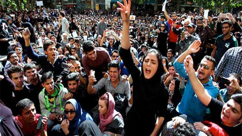 اشتعال احتجاجات ايران.. ومطالبات بتحسين الاحوال المعيشية