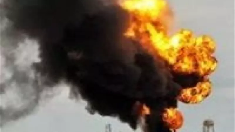 محتجون يضرمون النيران في المصرف الوطني الايرانى