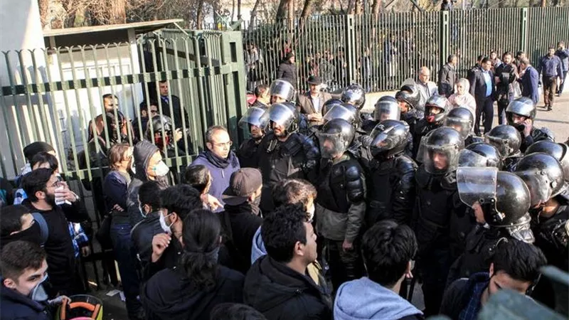 القوات الايرانية تفرق المتظاهرين بالقوة في بوشهر