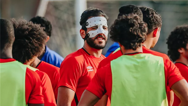 سر غضب نجم هجوم الأهلي من الجهاز بسبب قناع الوجه