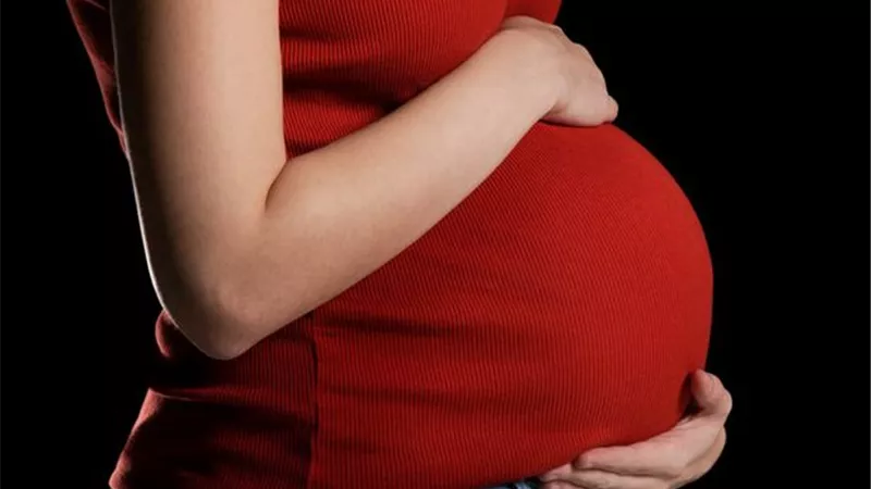 ضبط شيء غير متوقع حول بطن امرأة حامل