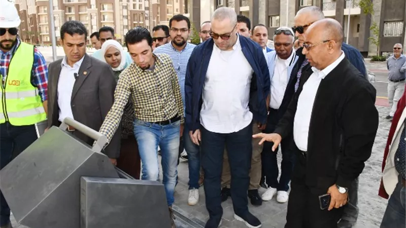 وزير الإسكان يتفقد أول شارع يتم تنفيذه بالكامل بالعاصمة الإدارية الجديدة