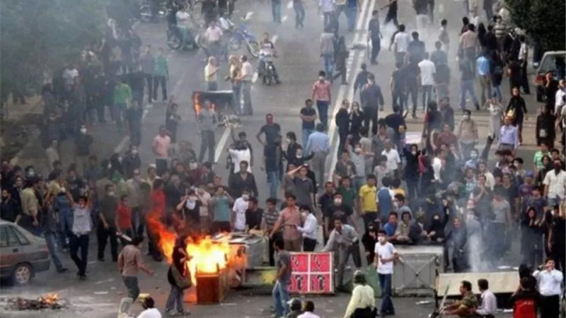 إيران تشتعل.. حرق مصرف وإغلاق طرق ومطالب بإسقاط المرشد