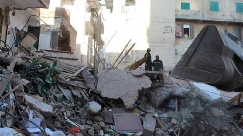 انهيار جزئى لعقار بحى وسط الاسكندرية