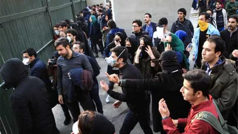 المظاهرات تجتاح مدنا إيرانية كبرى.. والأمن يقمعها بالرصاص