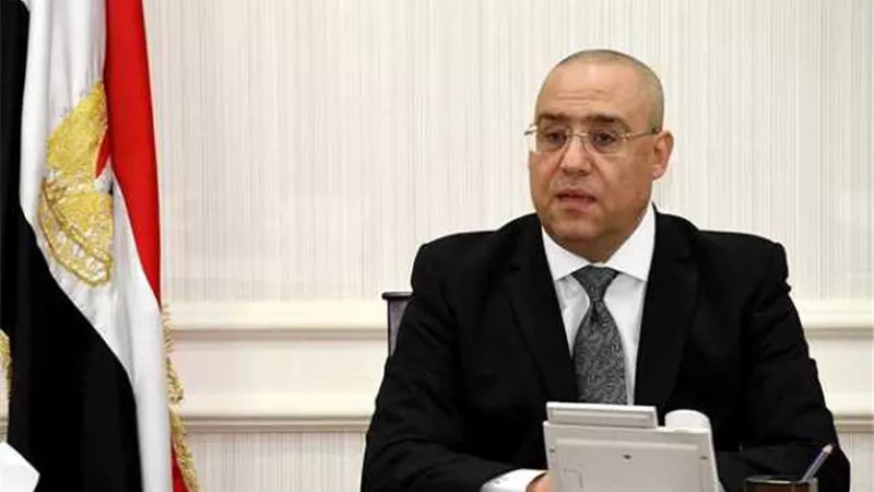 وزير الإسكان يشهد بدء تنفيذ الهيكل الإنشائى المعدنى للبرج 