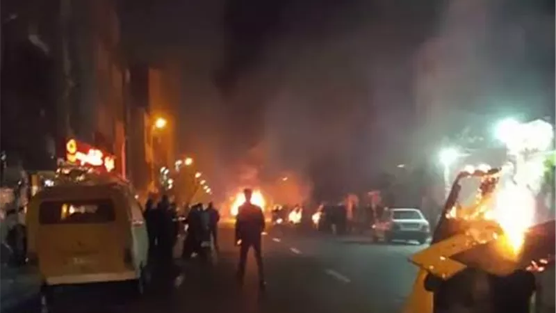 محتجون إيرانيون يحرقون مركز للشرطة غربي البلاد