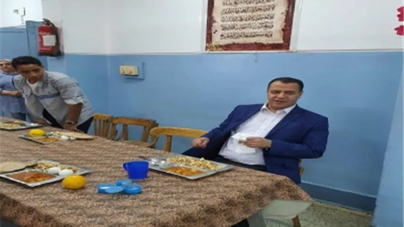 نائب رئيس جامعة أسيوط يشارك طلاب المدينة تناول وجبة الغداء