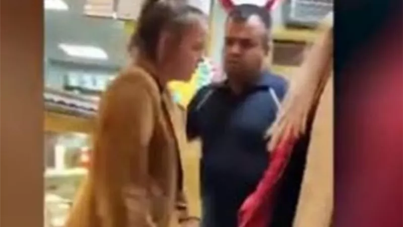 عامل بمطعم يعتدي بالضرب على سيدة حامل بسبب ذبابة