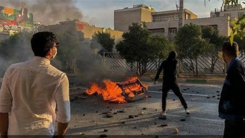 الفوضى تعم الشارع الايراني ومتظاهرون يحرقون صور المرشد