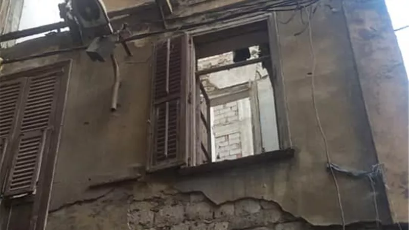 اخلاء عقاربالعطارين بعد تساقط اجزاء منه