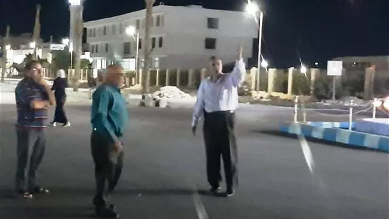 عبد العظيم يتابع أعمال الإنارة والتجميل بشوارع طور سيناء ليلا