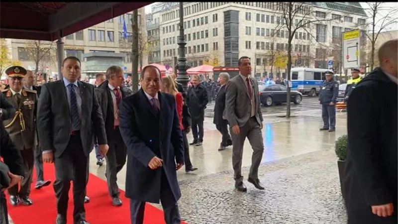 الجالية المصرية ببرلين تستقبل السيسي بالورود والأعلام .. فيديو