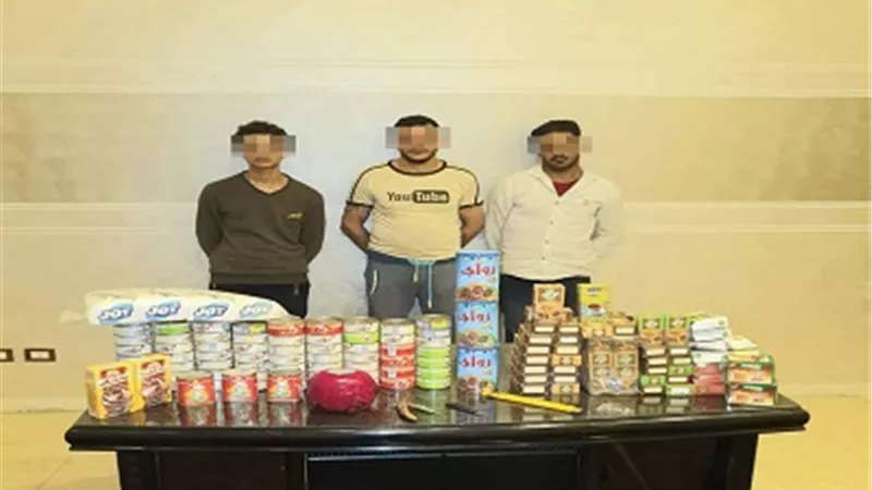 سقوط 3 عاطلين لسرقتهم متجرا شهيرا بالمعصرة