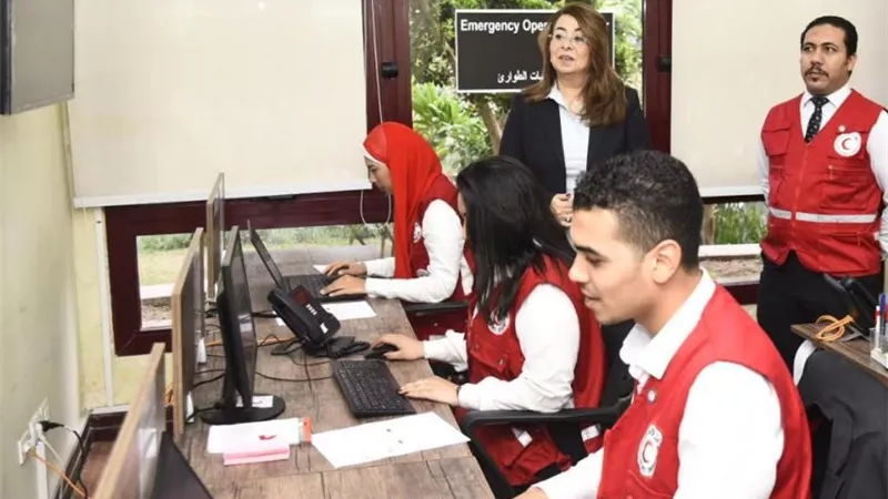 وزيرة التضامن تتفقد غرفة العمليات المركزية للهلال الأحمر المصري