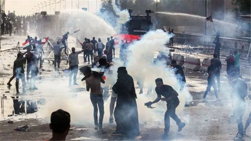 قتيل في اشتباكات بغداد.. وصواريخ على المنطقة الخضراء