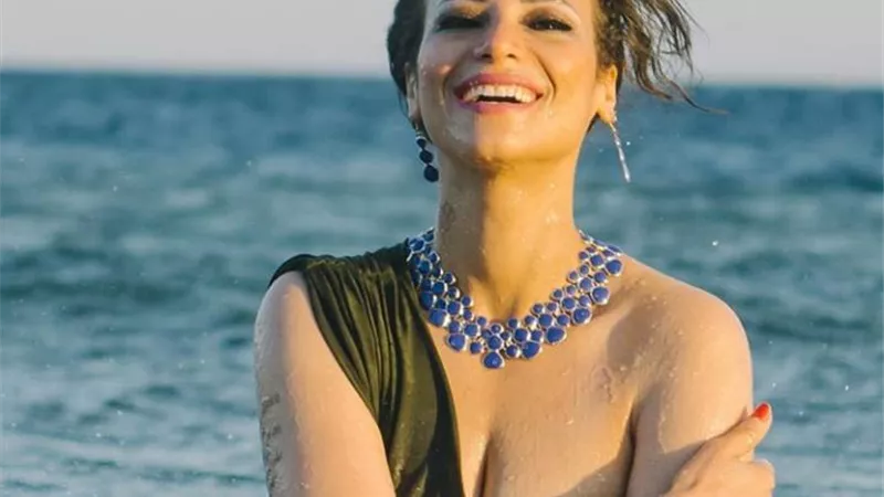 إطلالة مثيرة للفنانة غادة طلعت