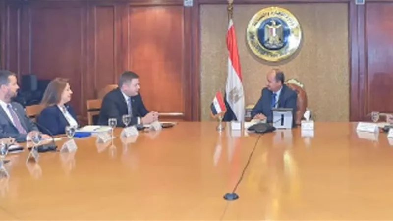 وزير التجارة والصناعة يبحث مع وفد حكومي أمريكى تعزيز التعاون الإقتصادى المشترك